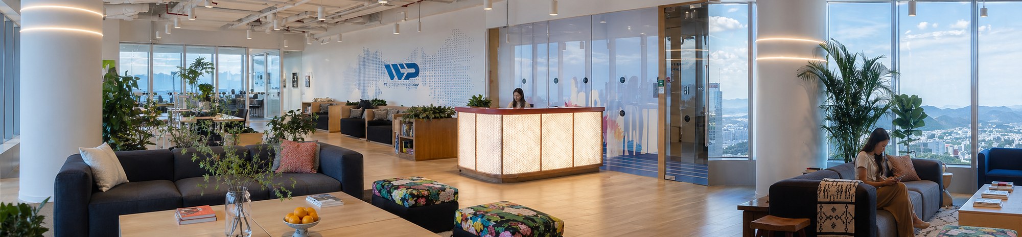 Notre bureau à Guangzhou, espace moderne de type loft avec le logo WP au mur