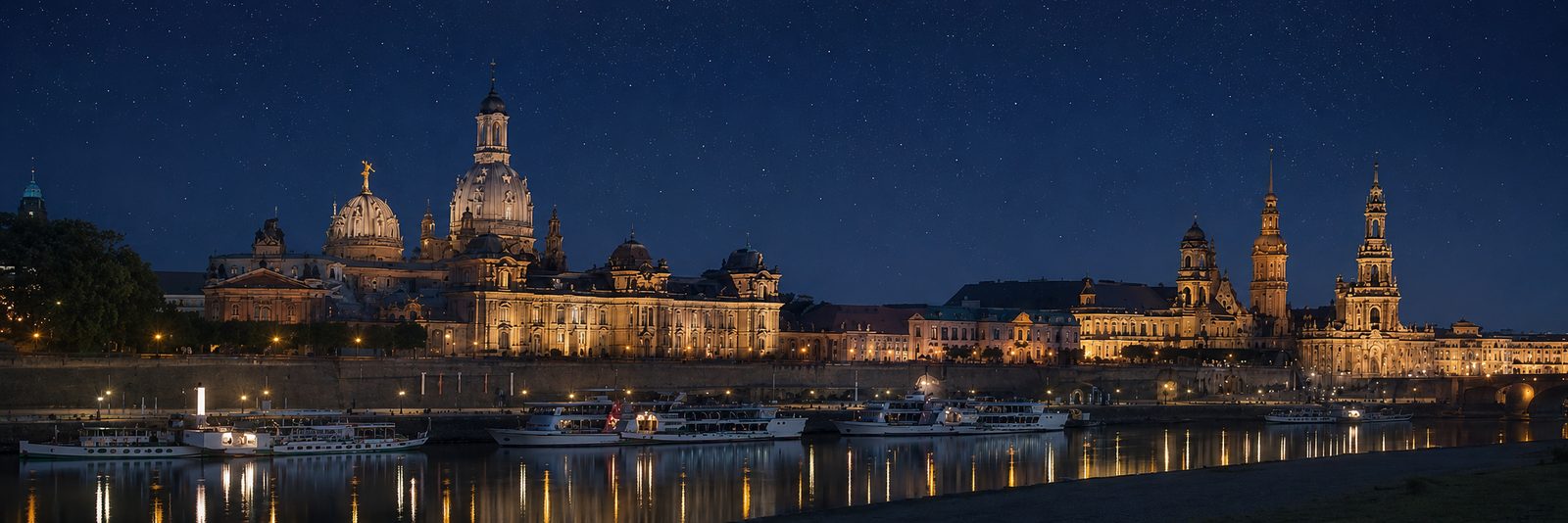 Vieille ville de Dresde de nuit avec la Frauenkirche et la Hofkirche illuminées, bateaux sur l'Elbe sous un ciel étoilé