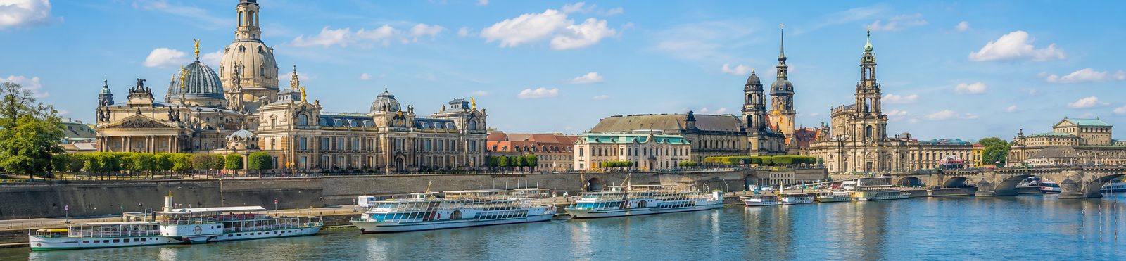 Vieille ville de Dresde de jour avec la Frauenkirche, l'Elbe et l'embarcadère du bac