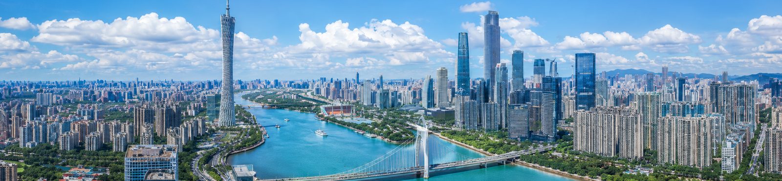 Skyline de Guangzhou de jour avec la Canton Tower et le pont Liede sur la rivière des Perles