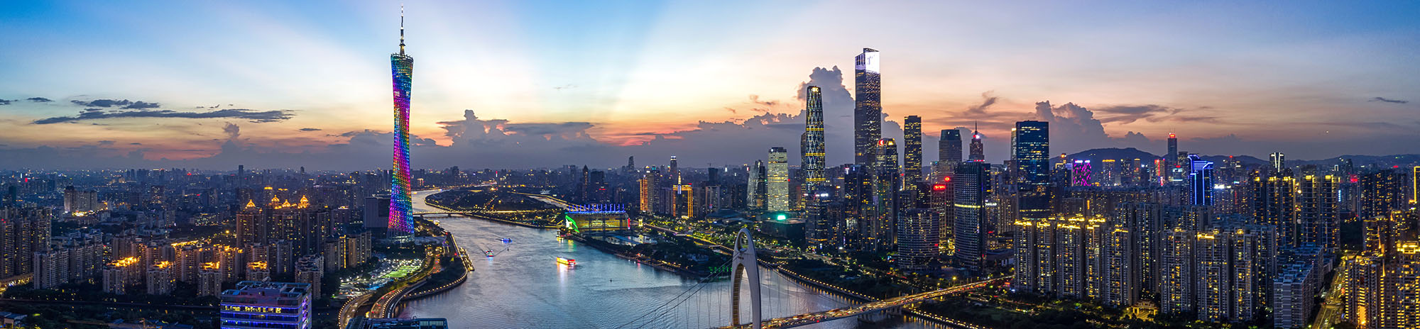 Skyline de Guangzhou de nuit avec la Canton Tower illuminée